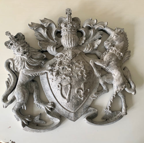 Heraldic Wall Plaque Motif Royal Crest in Distressed Paint Effect