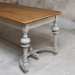 COLONIAL GREY OAK FRENCH BALL LEG DINING TABLE